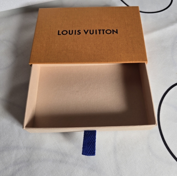 🔥EUC LOUIS VUITTON SMALL GIFT BOX - Picture 4 of 7